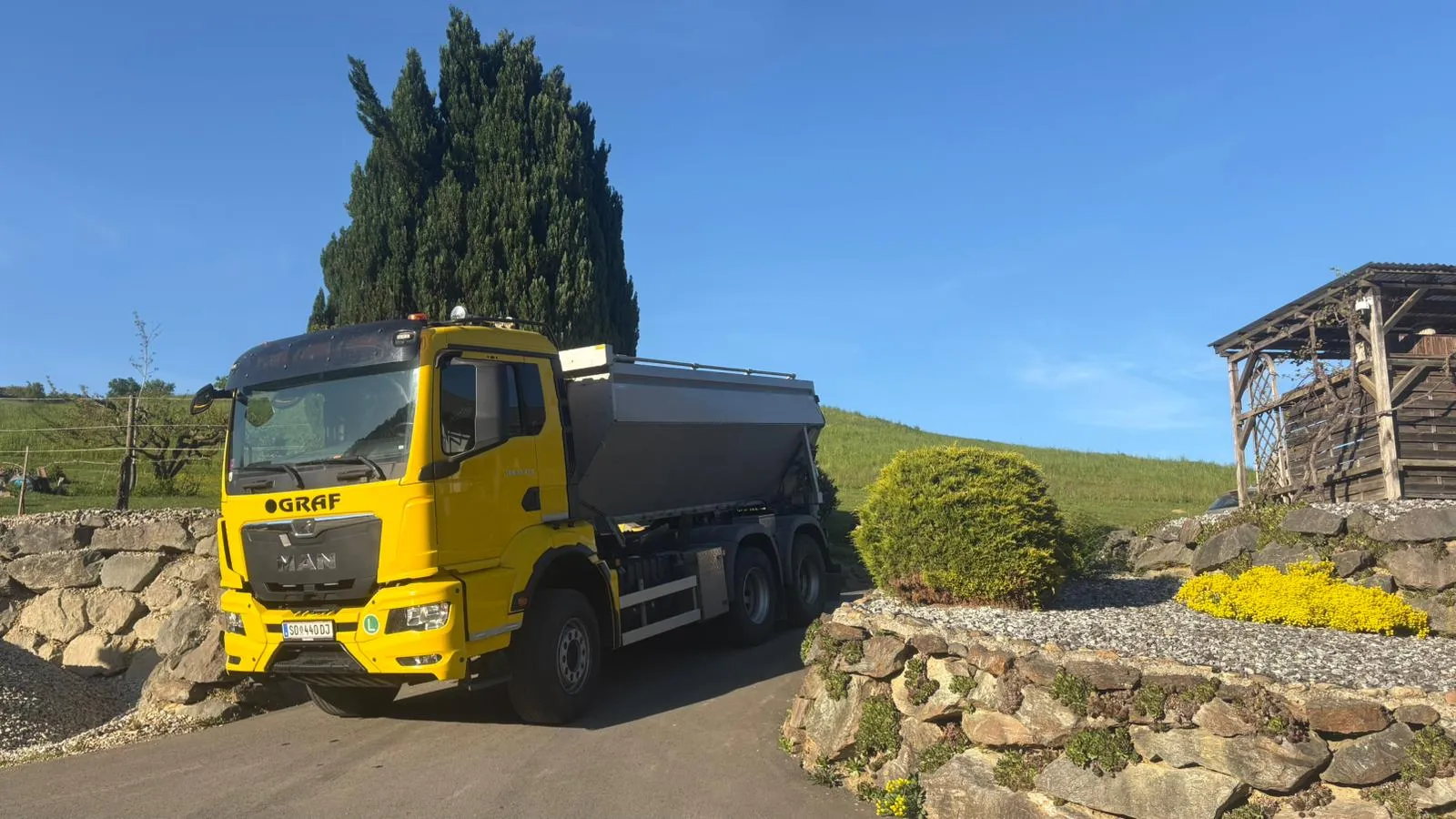 3-Achs-LKW mit Thermokipper-Aufbau